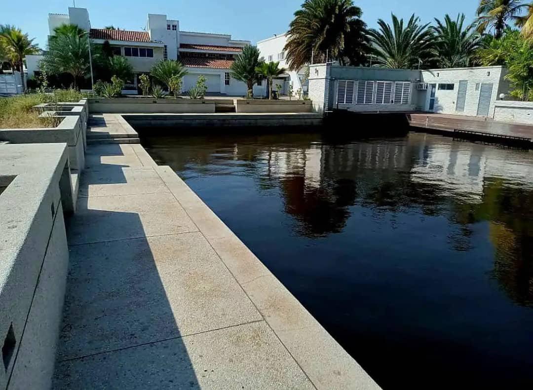 Parcela de Esquina en Venta en Las Villas