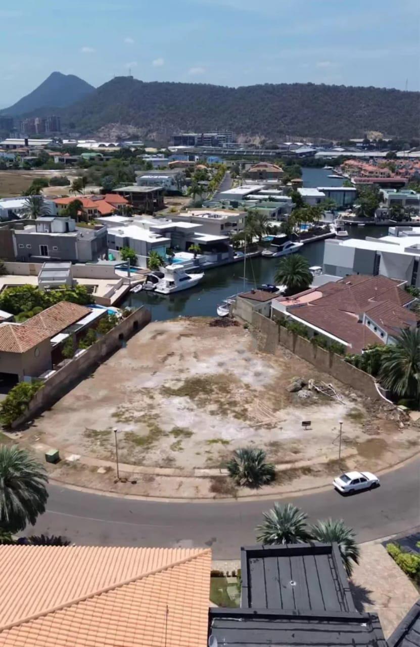 Parcela Tipo Abanico con Canal y Excelente Vista