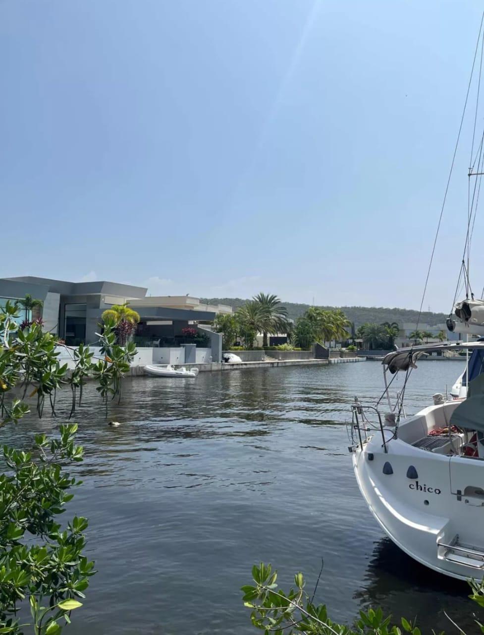 Parcela Tipo Abanico con Canal y Excelente Vista