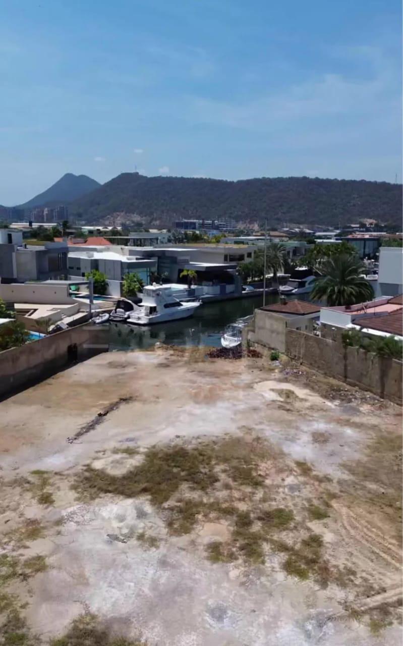 Parcela Tipo Abanico con Canal y Excelente Vista